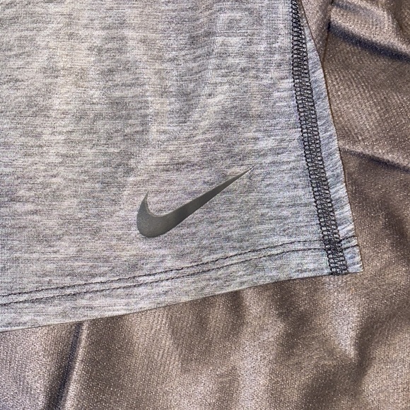 🎱Unique Nike Dri-fit top! - Picture 3 of 9
